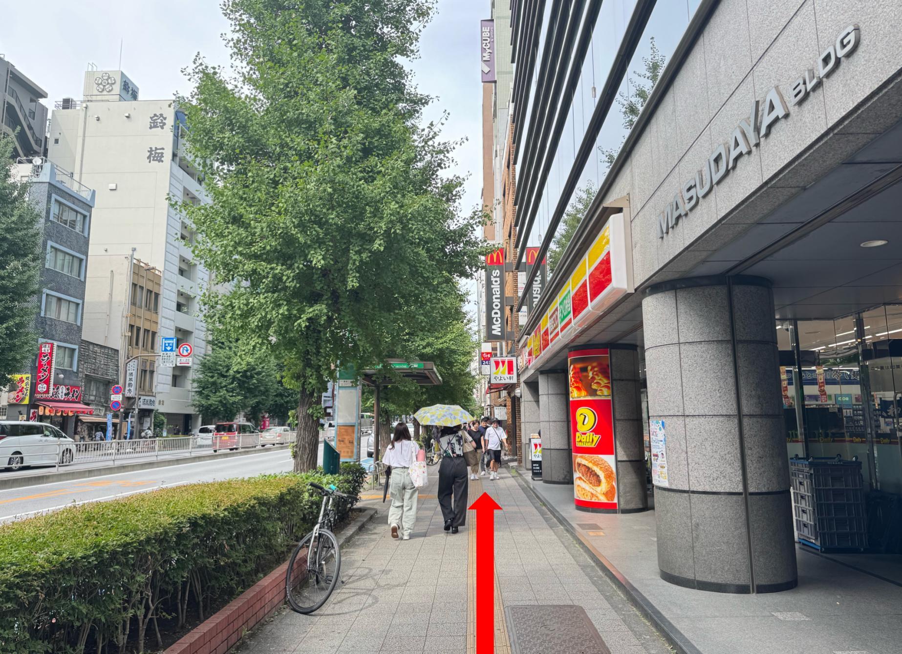 4. 沿主路直行
