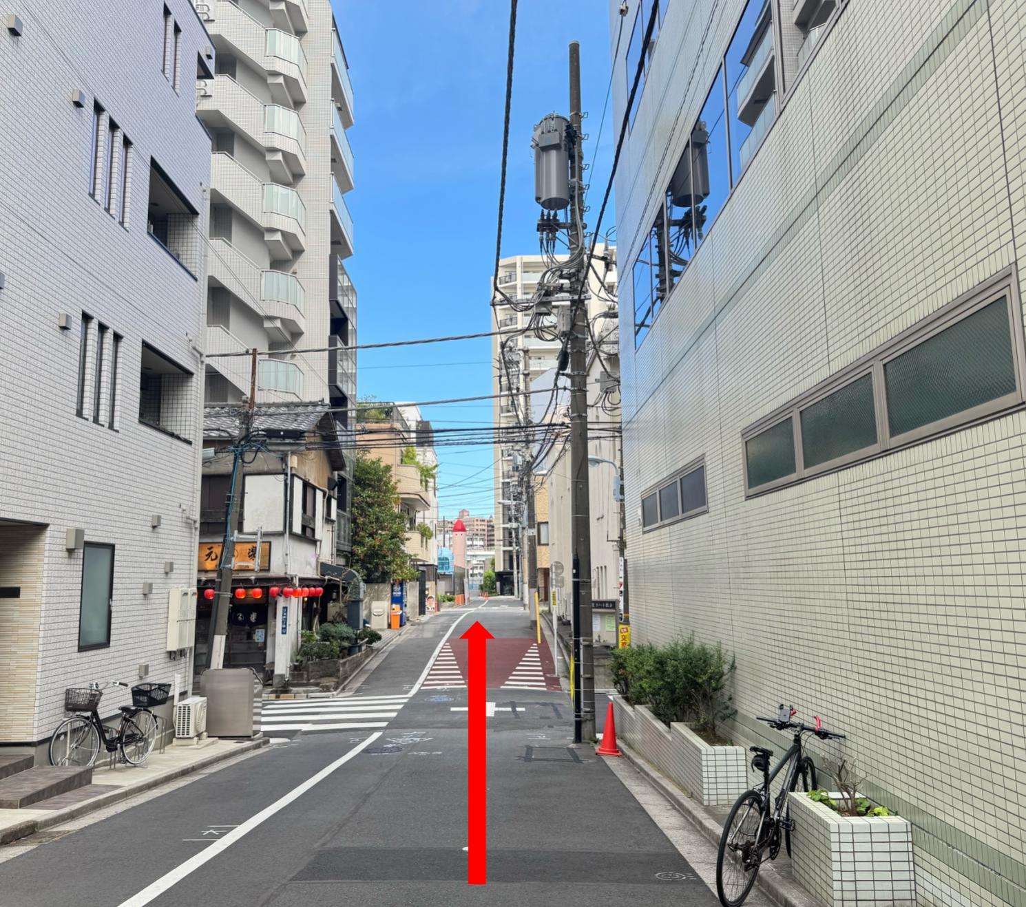 6. 进入小路后直行